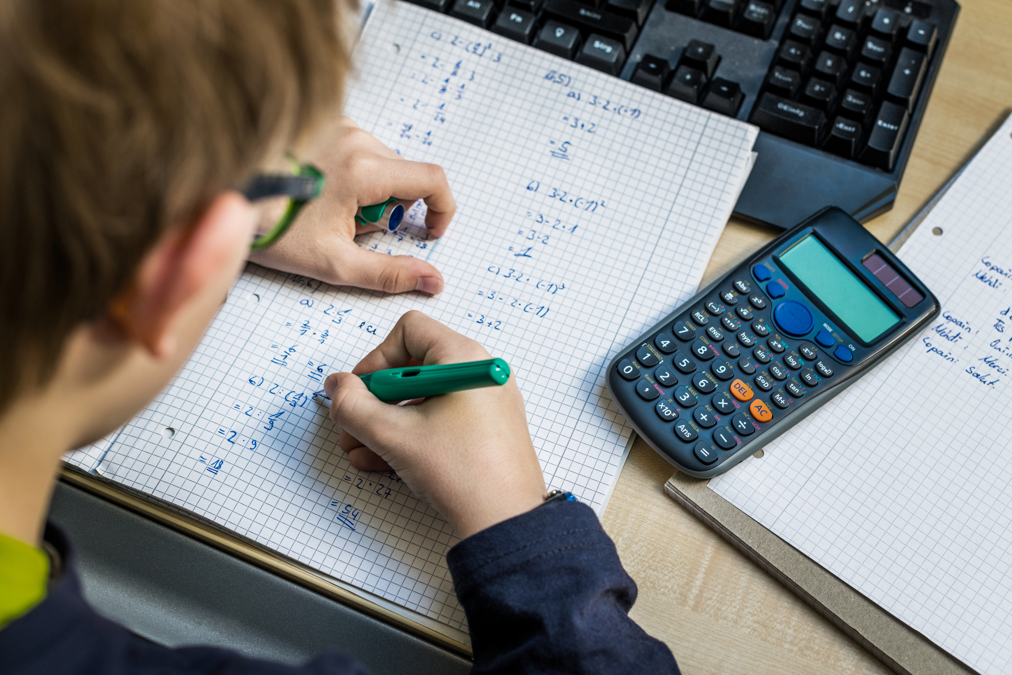 男孩用计算器做数学