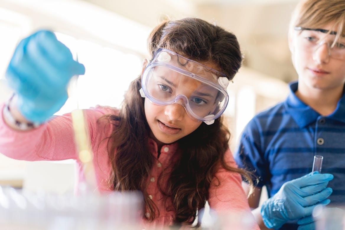 Girl wearing goggles doing a chemistry experiment 戴着护目镜做化学实验的女孩