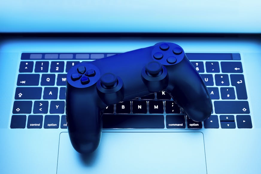 Playstation controller on top of keyboard 键盘顶部的PlayStation控制器