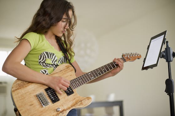 练吉他的女孩